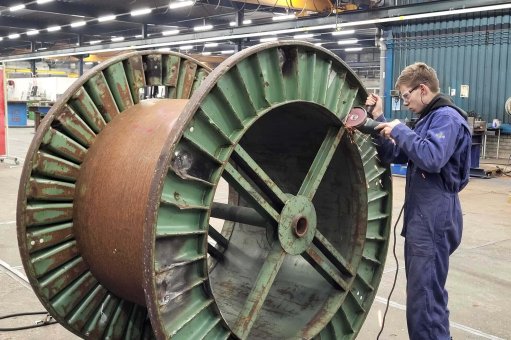 Production employee grinding MF Emmen