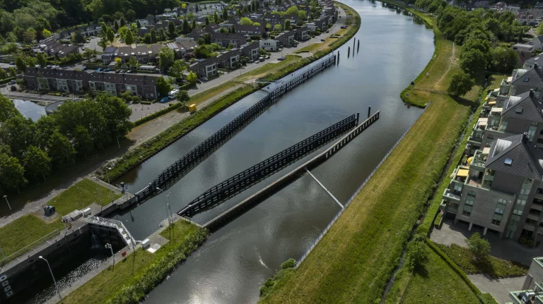 Fendering_guideways_Wilhelmina_sluice_Nauta_Heeg