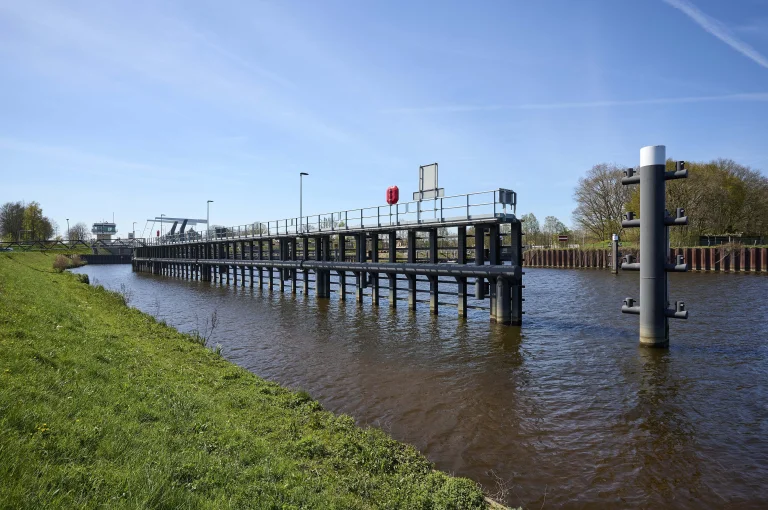 Fendering and guideways Wilhelmina sluice  Dammed Maas GOVA